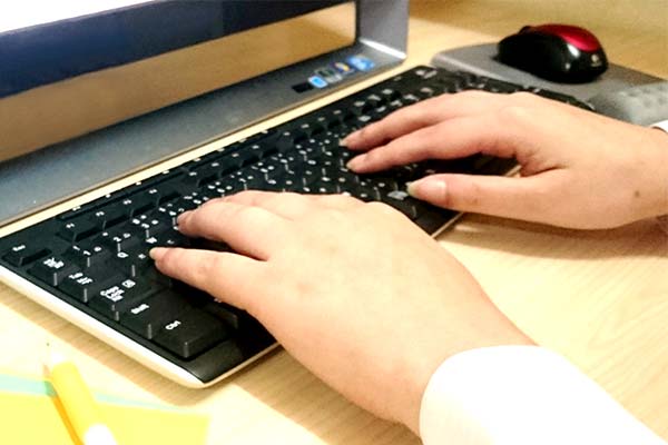 エクセル表にデータ入力をするなどのオフィスワーク。