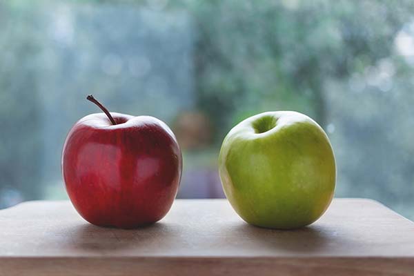 赤いリンゴと黄緑のリンゴ、どちらを選ぶ？