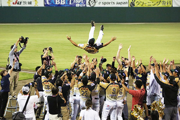 栃木ゴールデンブレーブス　優勝時の胴上げ