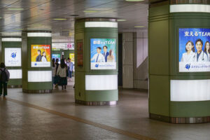 新宿駅広告